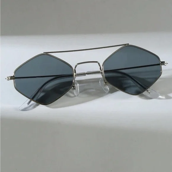 NEW Diamond Shape Brow Bar Silver Metal Sunglasses with Grey Lens OS - Picture 2 of 6